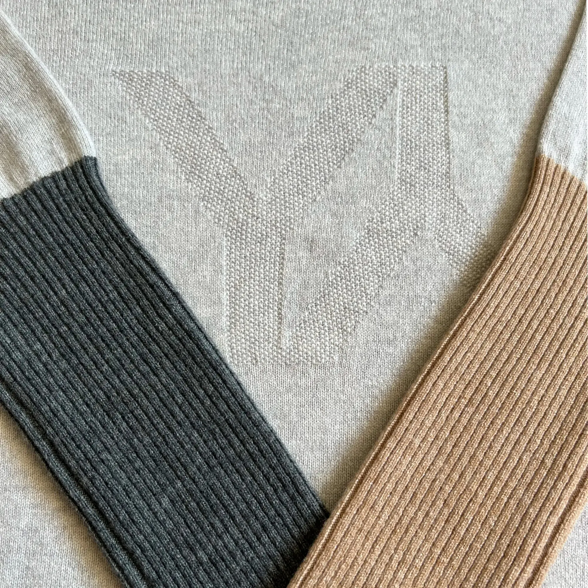 Boxy sweater Cashmere light grey multi with YY logo