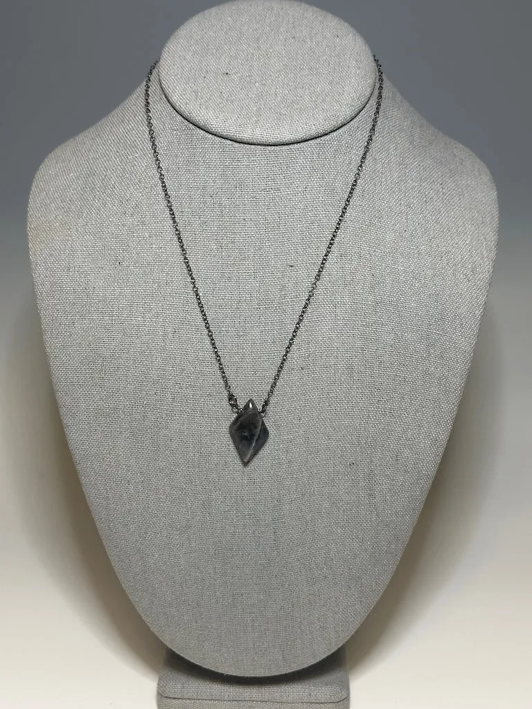 DIAMOND SHAPED LABRADORITE AND OXIDIZED SS CHAIN NECKLACE LCN645