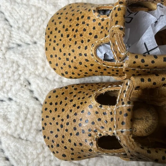 Freshly picked premium leatherT bar golden speckled shoe elastic closure NWT
