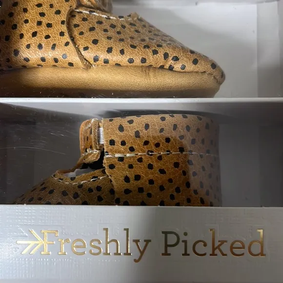 Freshly picked premium leatherT bar golden speckled shoe elastic closure NWT
