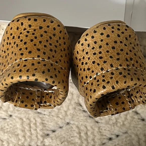 Freshly picked premium leatherT bar golden speckled shoe elastic closure NWT