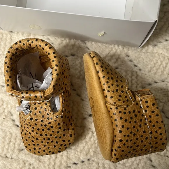 Freshly picked premium leatherT bar golden speckled shoe elastic closure NWT