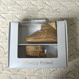 Freshly picked premium leatherT bar golden speckled shoe elastic closure NWT