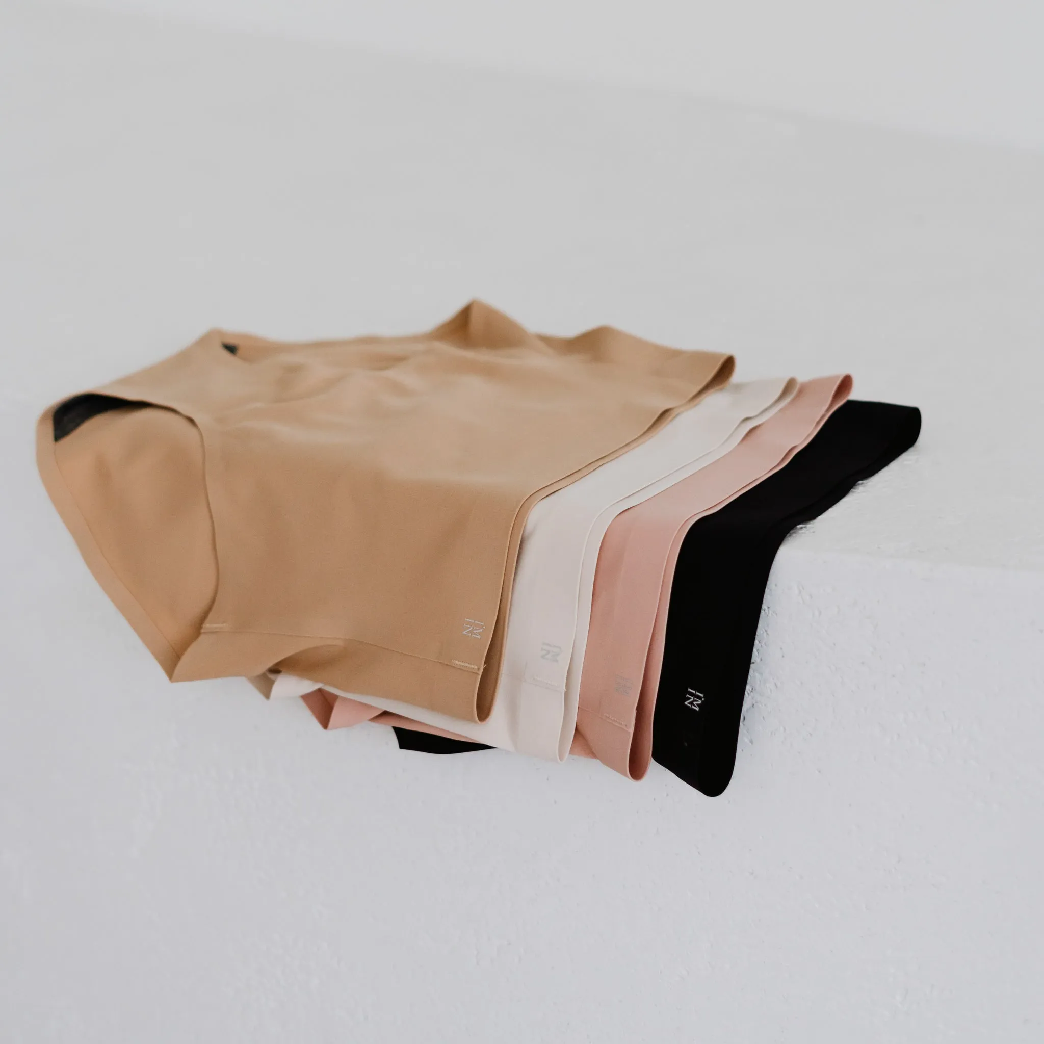 Premium Mid-Rise Seamless Butthugger in Black