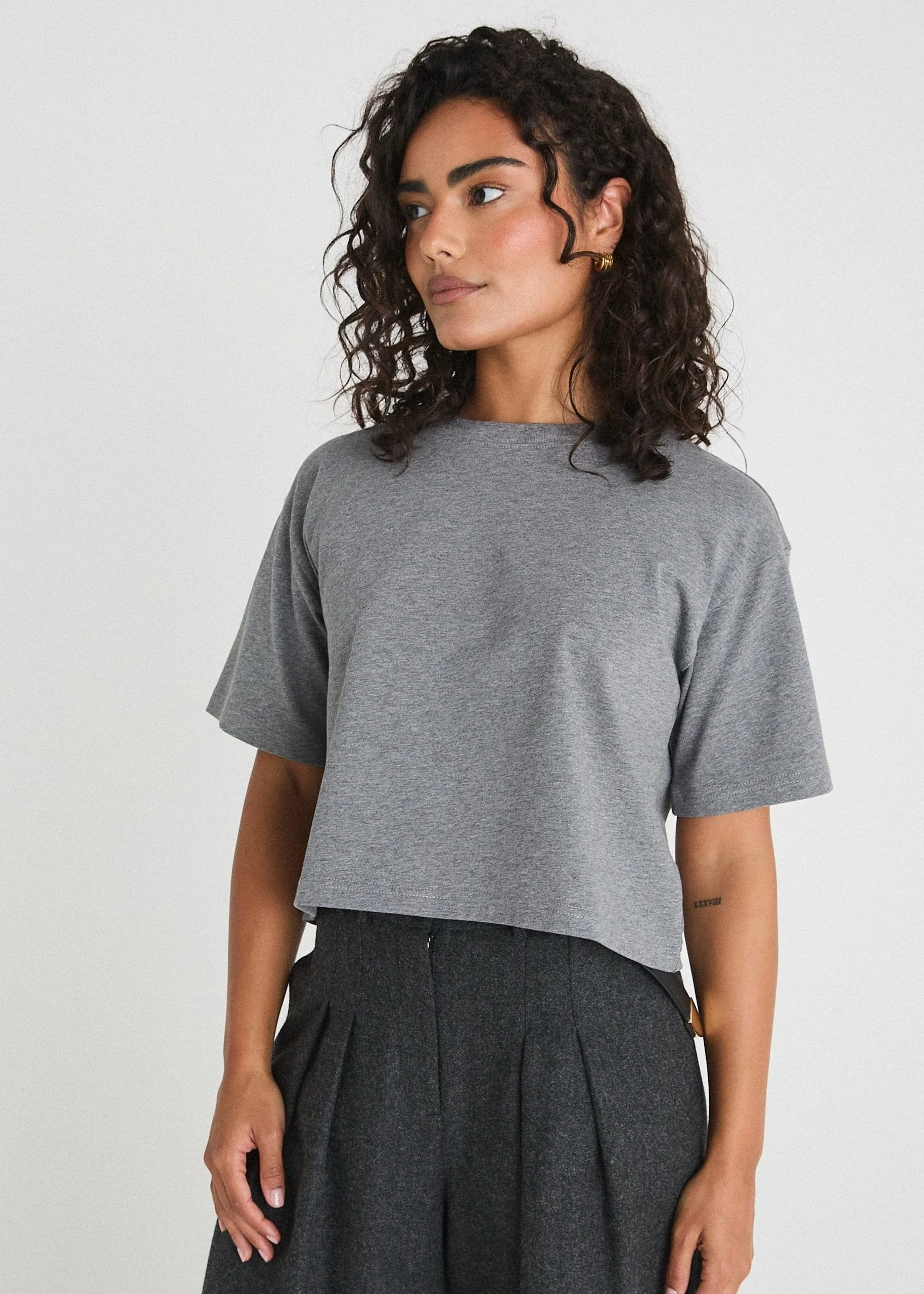 THE CROPPED BOXY TEE - GREY