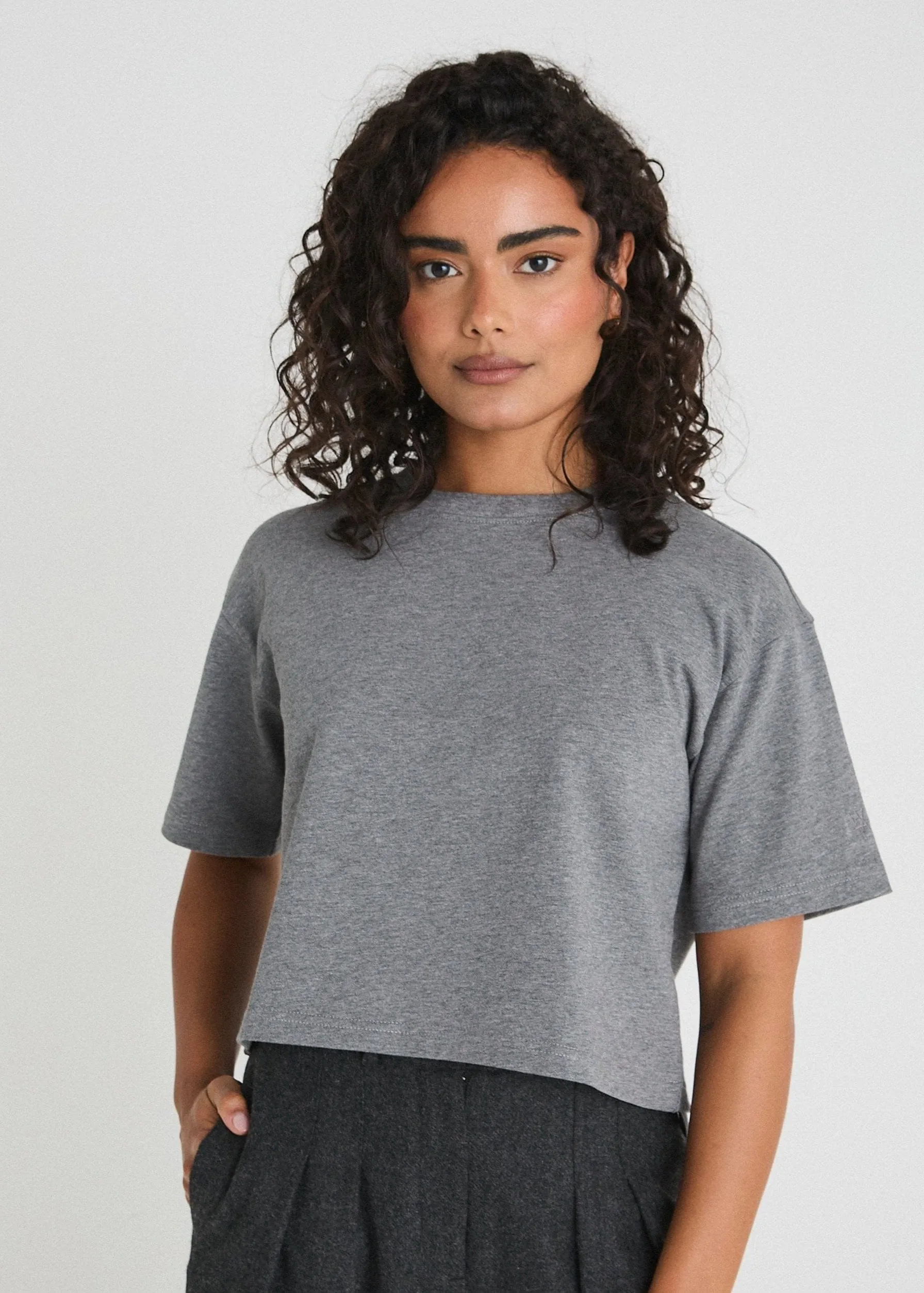 THE CROPPED BOXY TEE - GREY